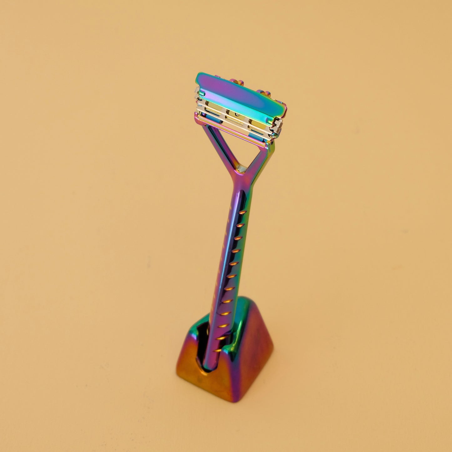 RAZOR WITH PIVOTING HEAD AND STAND