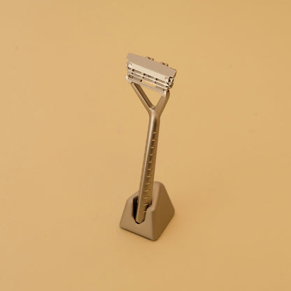 RAZOR WITH PIVOTING HEAD AND STAND